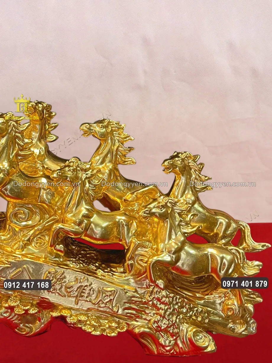 Con ngựa ở vị tr&iacute; thứ 4 hay thứ 5 ngo&aacute;i đầu lại để cổ vũ, k&iacute;ch lệ đồng đội c&ugrave;ng tiến về ph&iacute;a trước